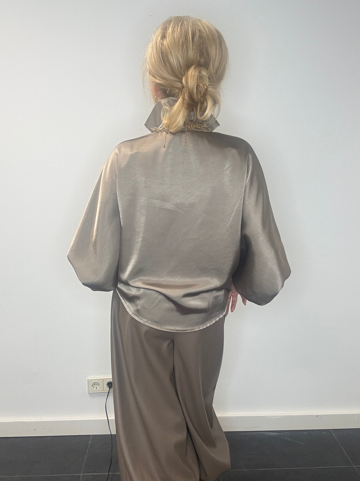 Silkebluse i taupe med ballonærmer