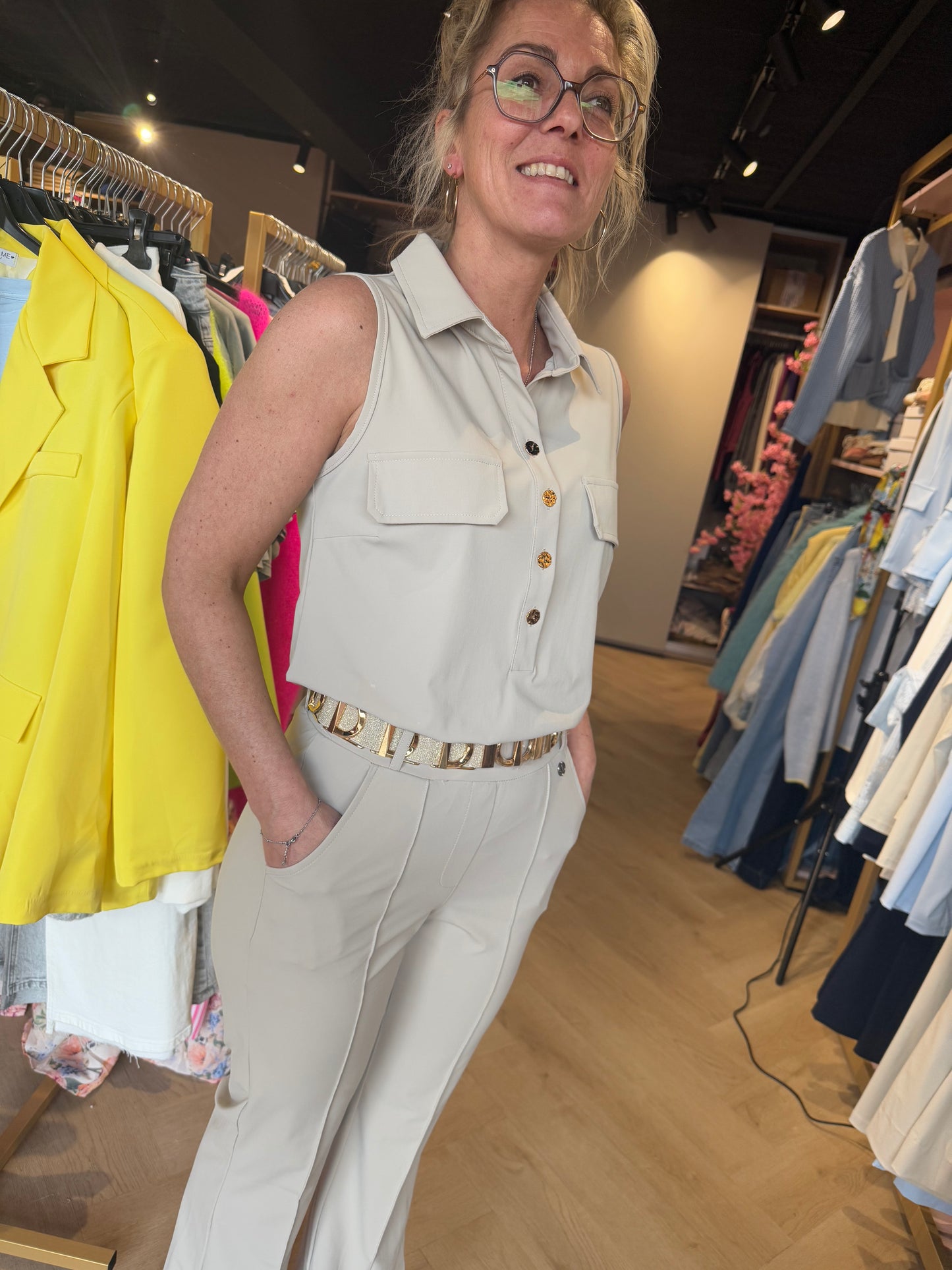 Triple Nine Mouwloze Top Beige