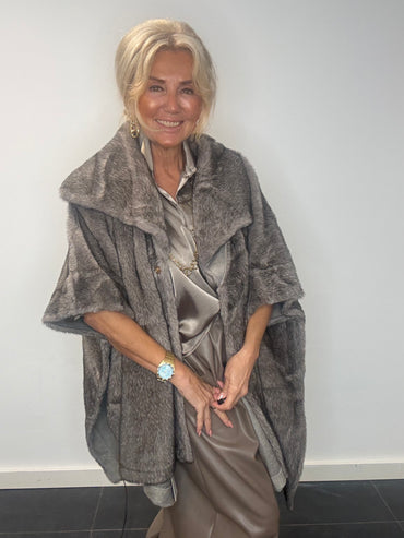 Ponchojakke i kunstpels, taupe, gråmeleret