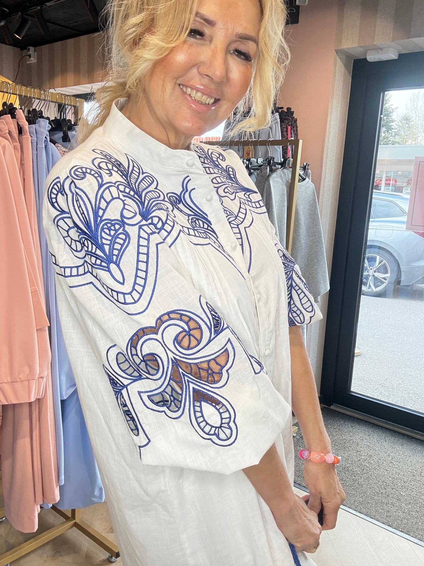 Kjole linnedlook blå broderi