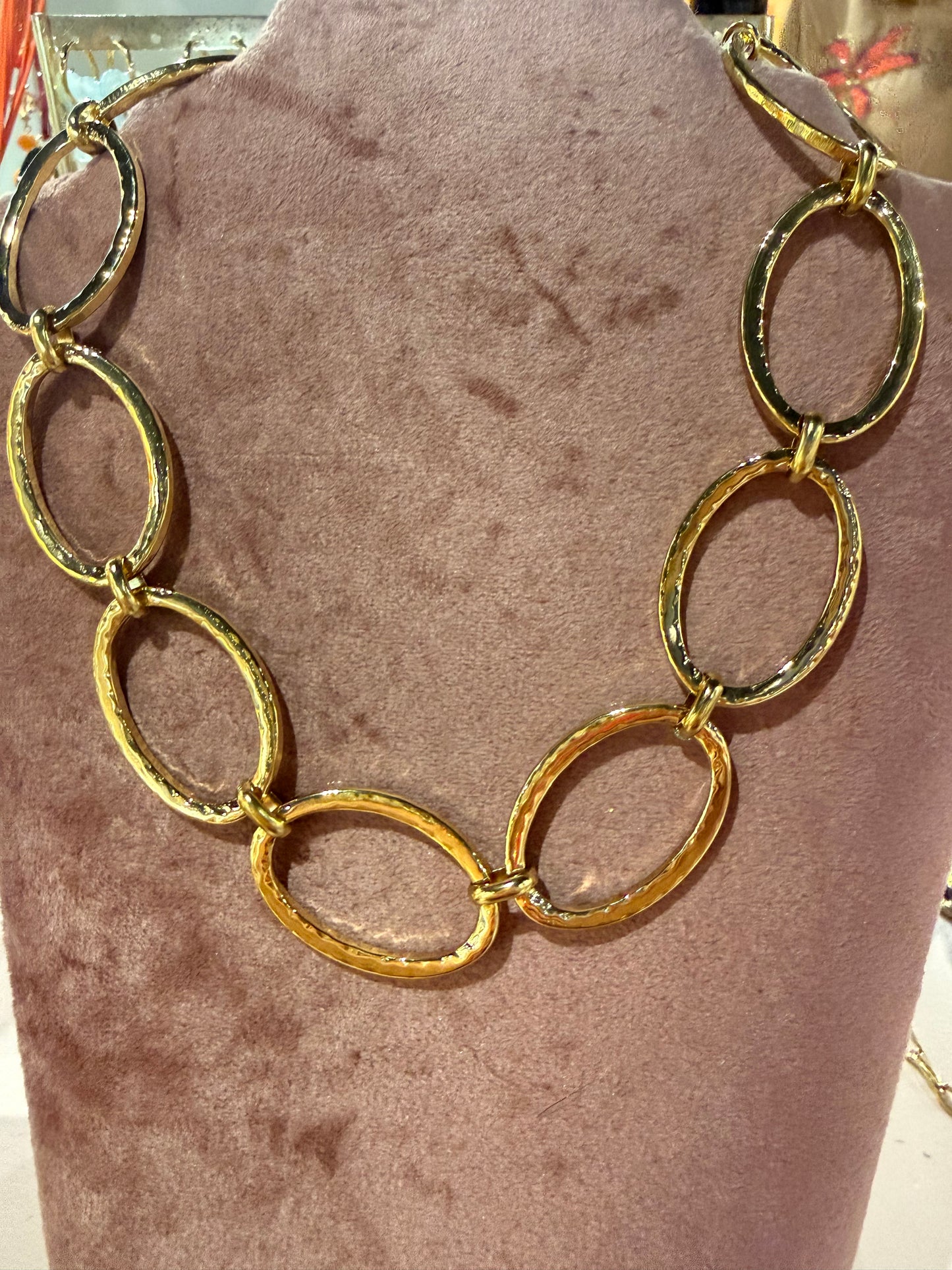 Kort kæde med store ringe i guld