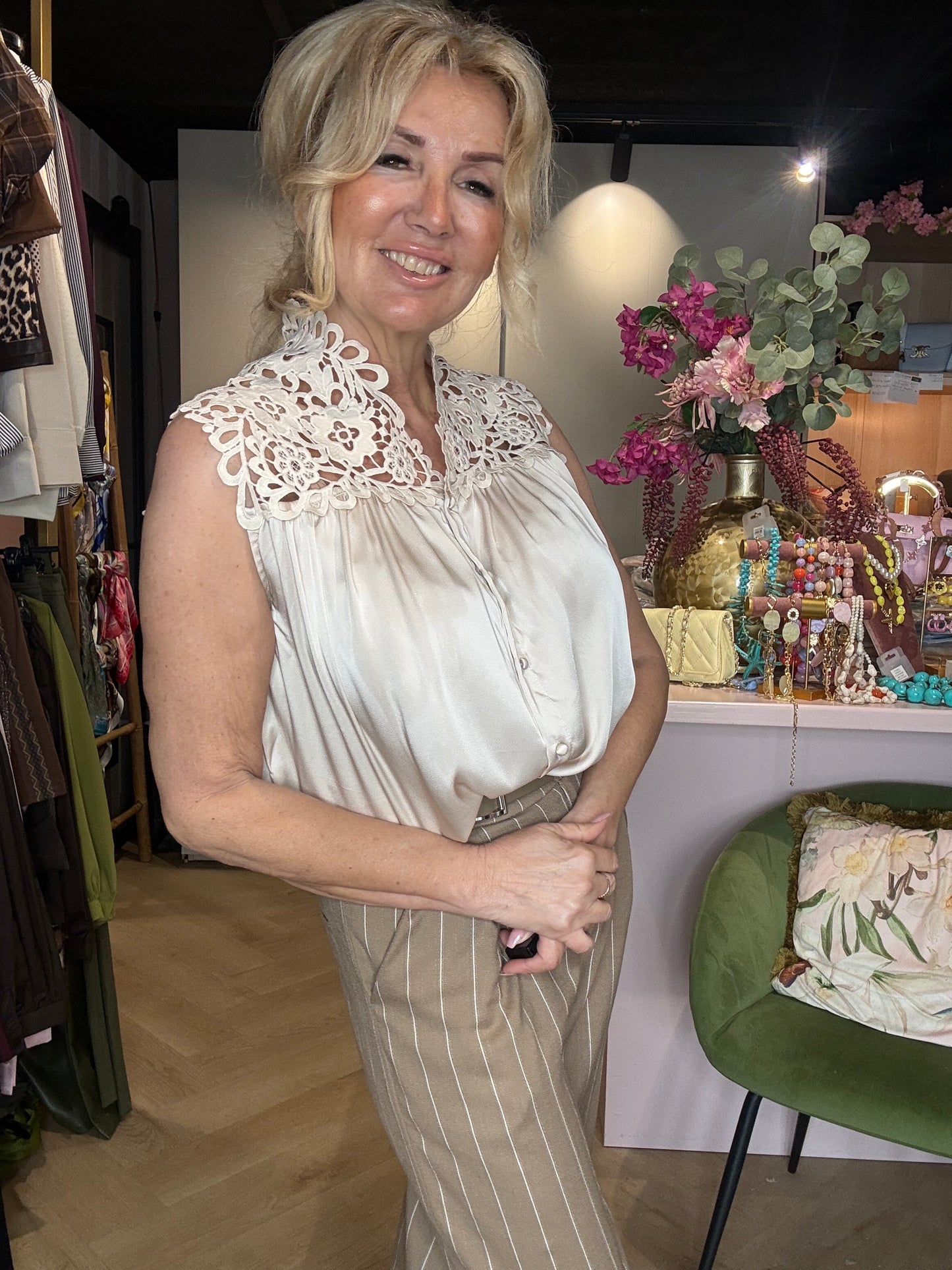 Blousje mouwloos beige Satijn