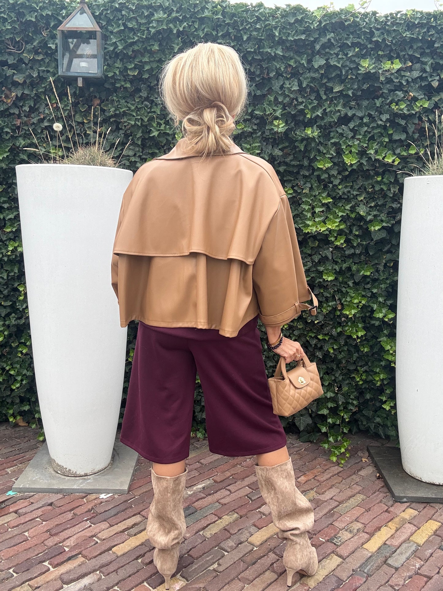 Product titel puh Leatherlook Camel Cape jasje