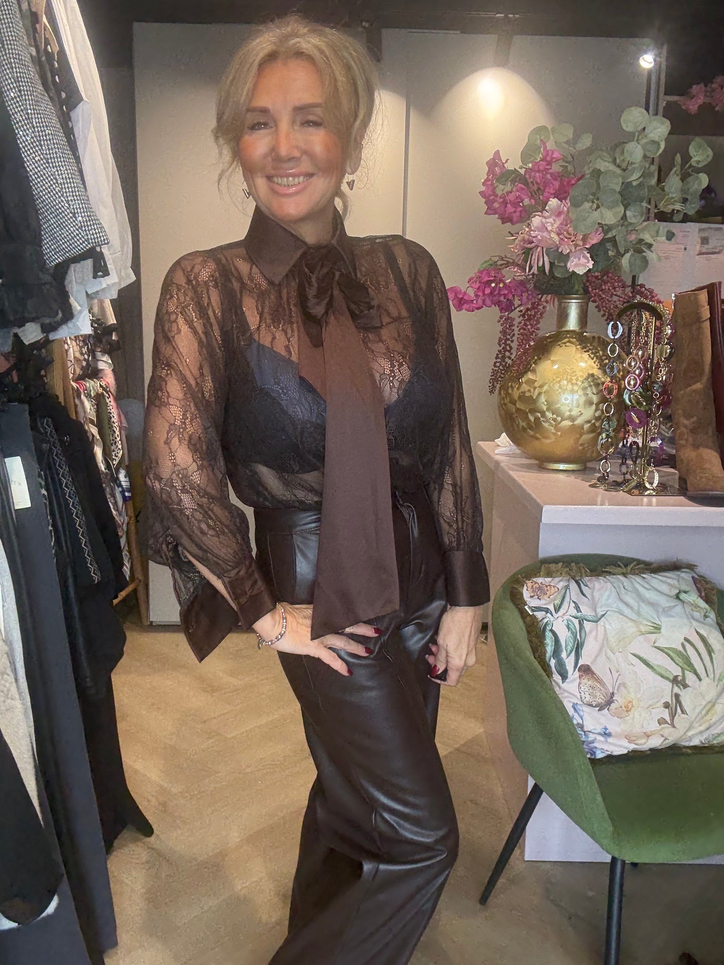 Lace Bloes Bow Bruin