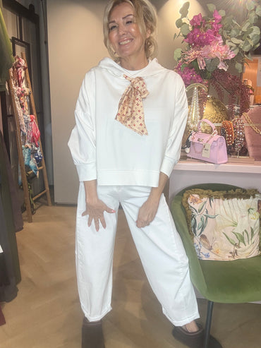 Sweater Off White med lakserød sløjfe