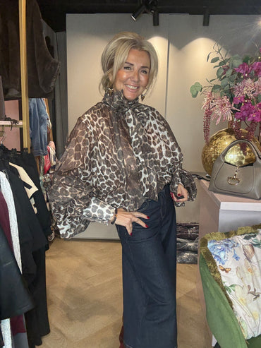 Panter Bloes strik Met Vleermuismauw