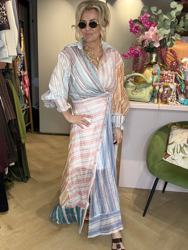 Kleid mit überkreuztem Streifenmuster