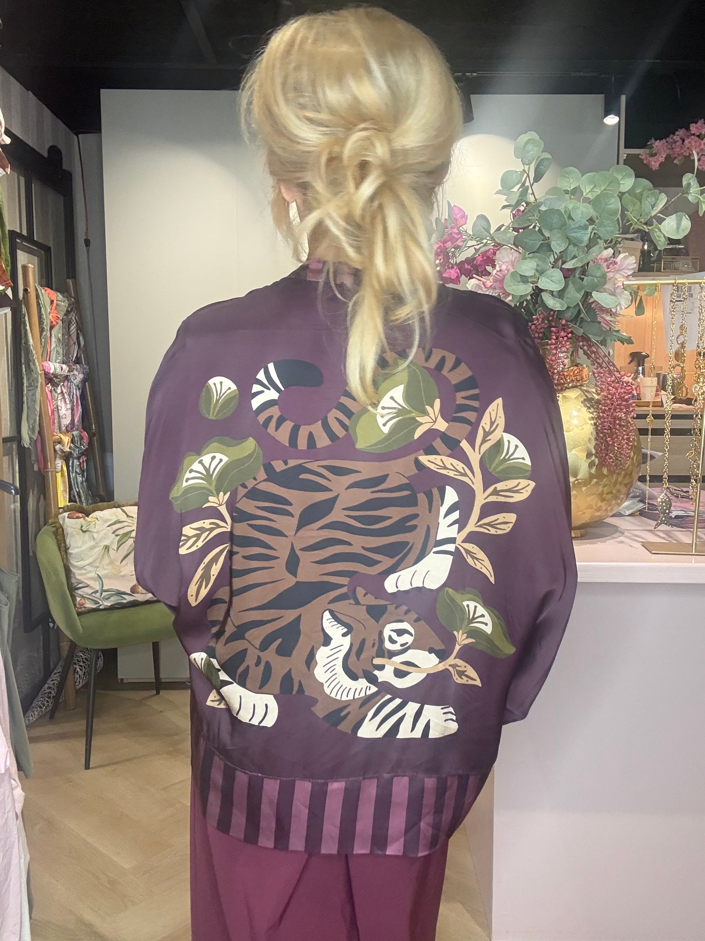 Bluse aus Viskose-Satin mit Tigermuster