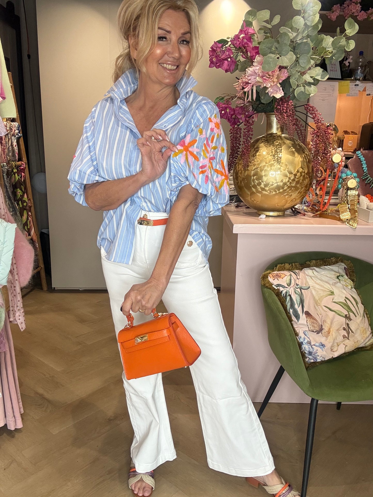 Blusa azul blanca con bordado en la manga