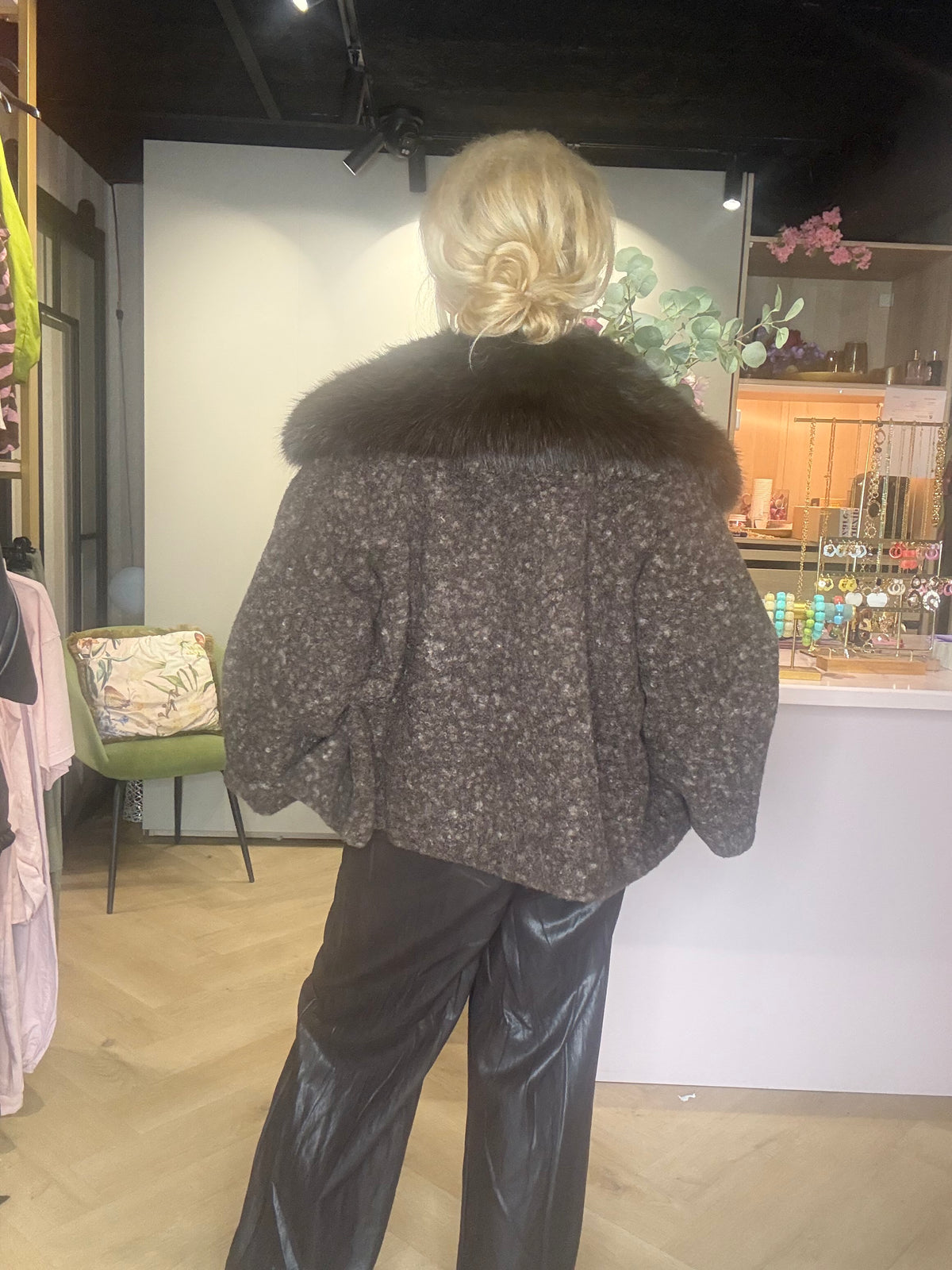 Mørkebrun jakke med pelskrage