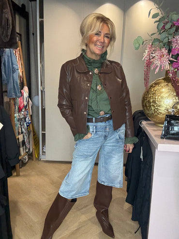 Groene roesel blouse met broch knopen