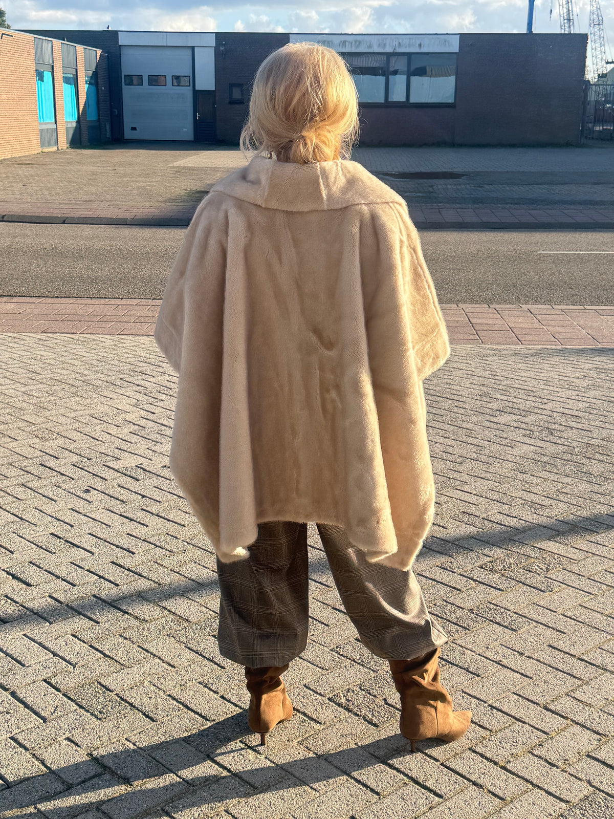 Poncho jas fake Furr crème