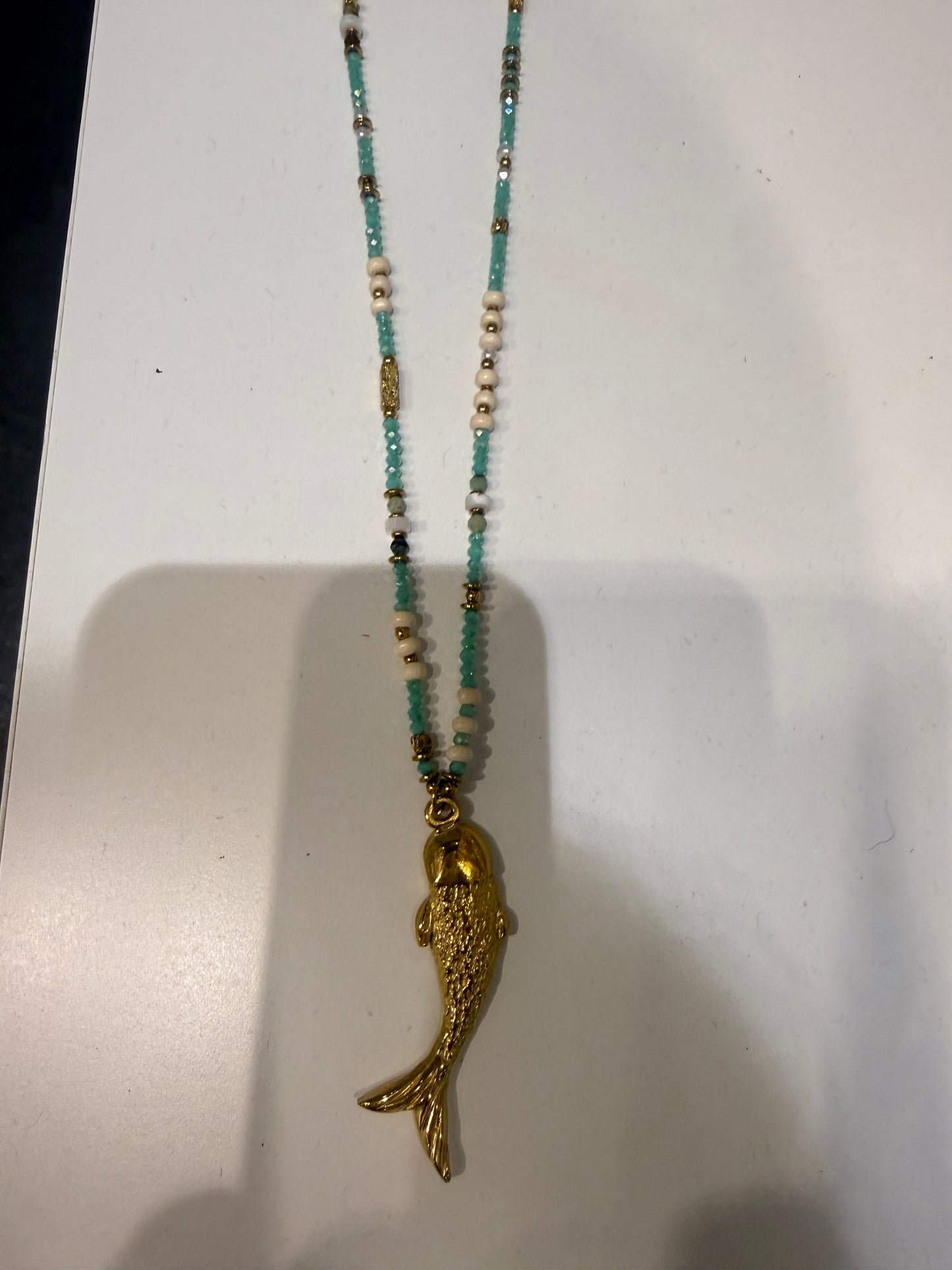 Collar de pez turquesa