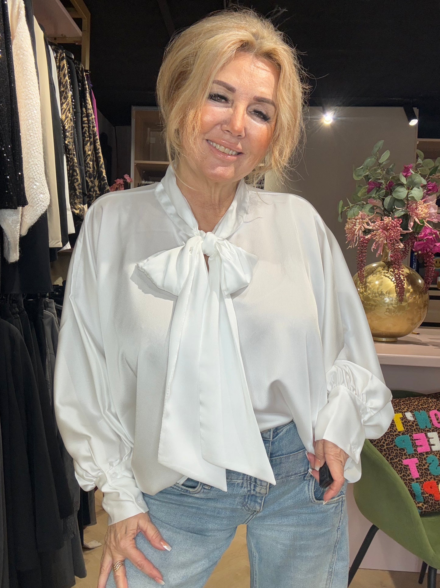 Witte satijnen blouse strik