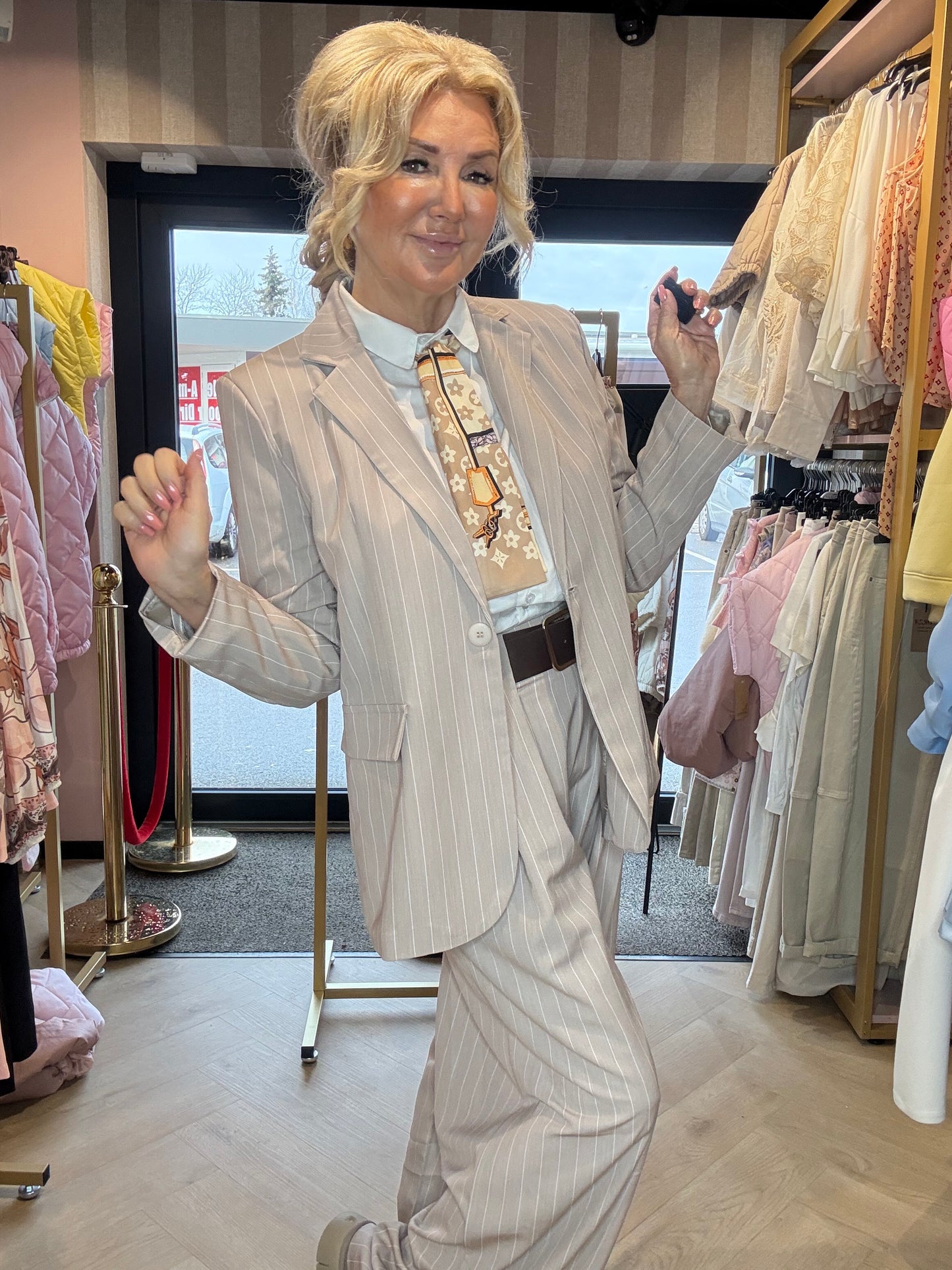 Colbert plooi krijtstreep taupe