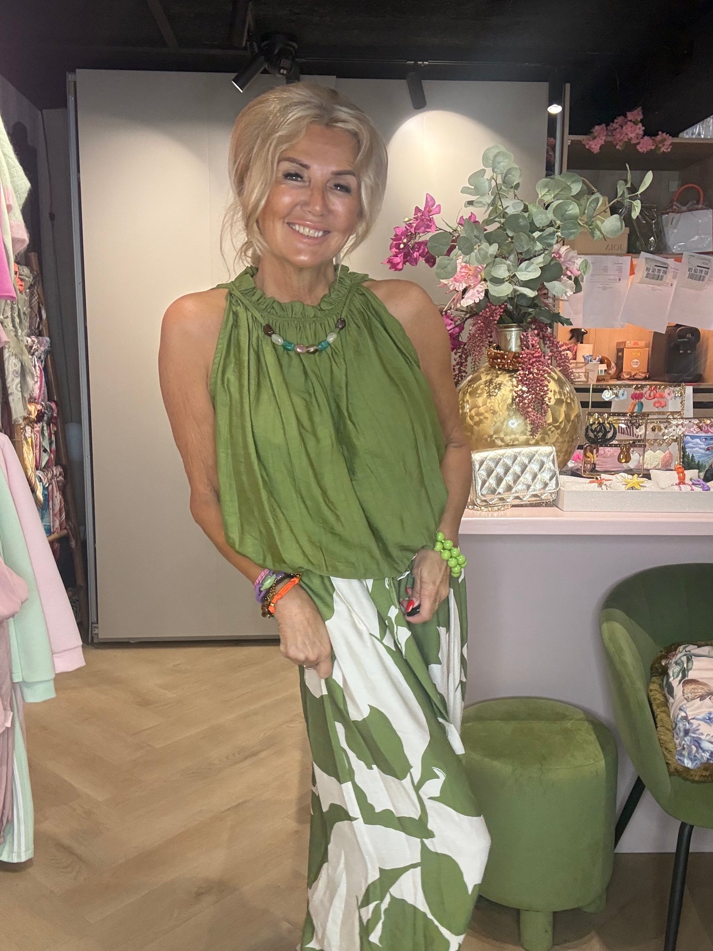 Top mit Neckholder und Perlen in Matcha-Grün