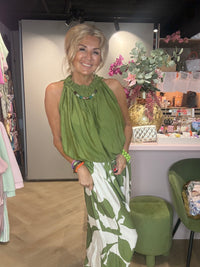 Top mit Neckholder und Perlen in Matcha-Grün