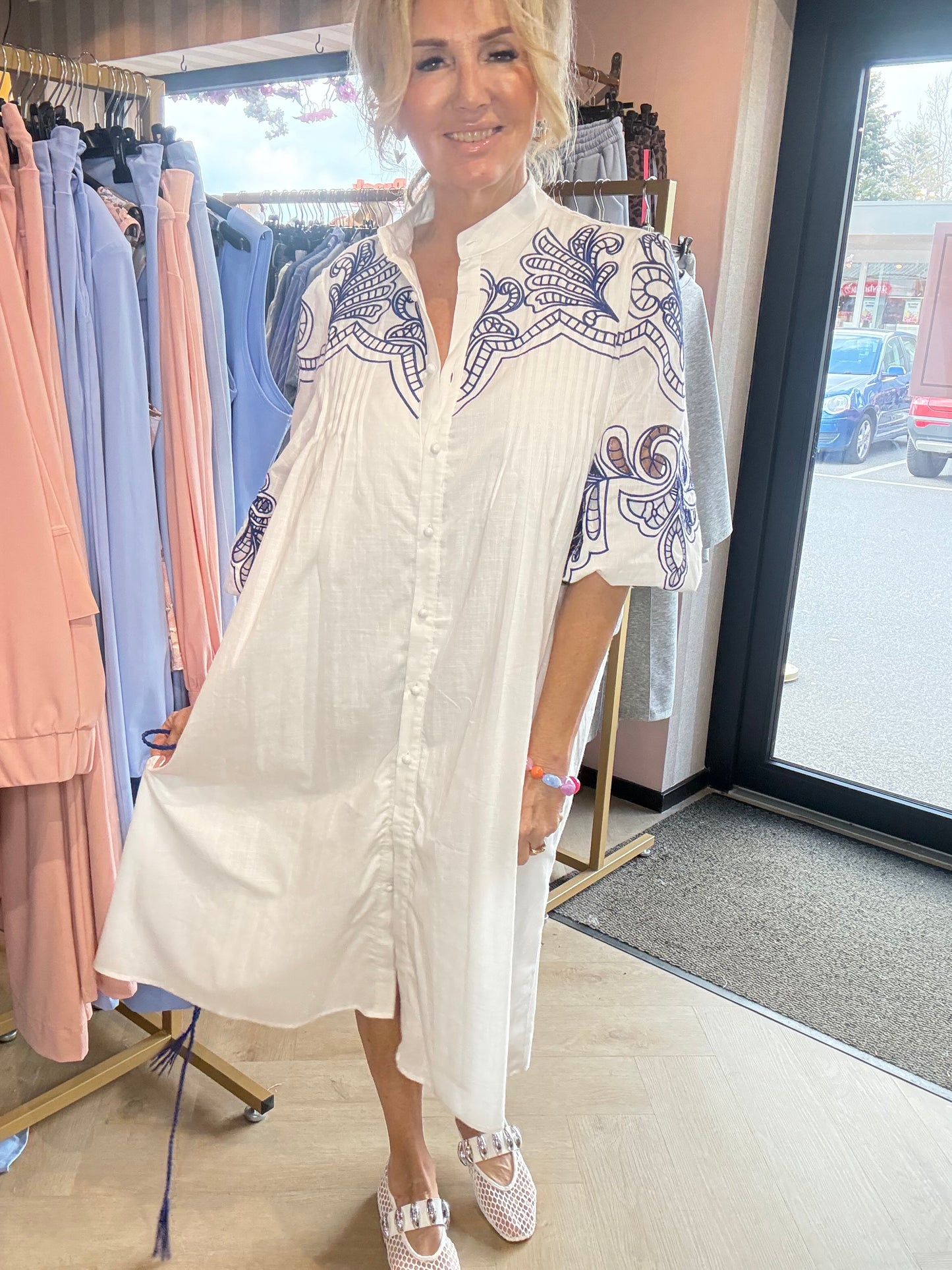 Kjole linnedlook blå broderi