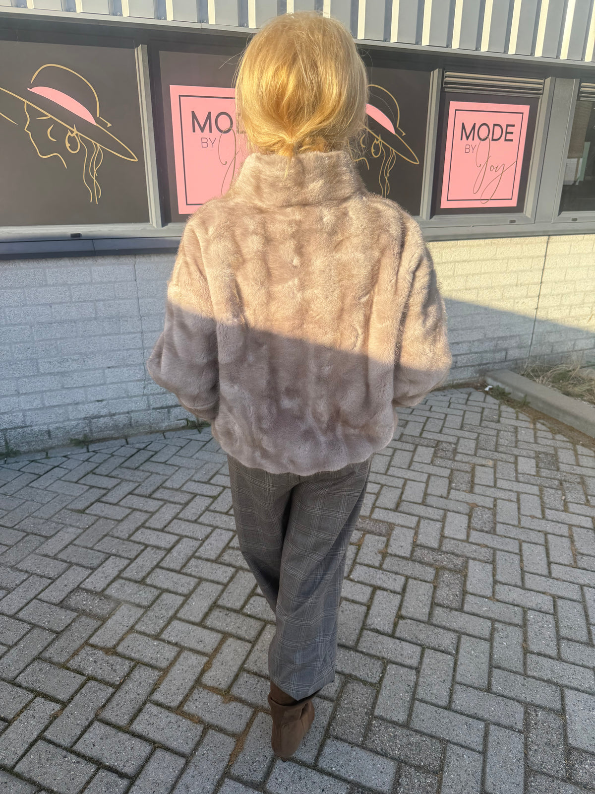 Kort jacka i taupefärgad fuskpäls