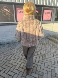 Kort jacka i taupefärgad fuskpäls