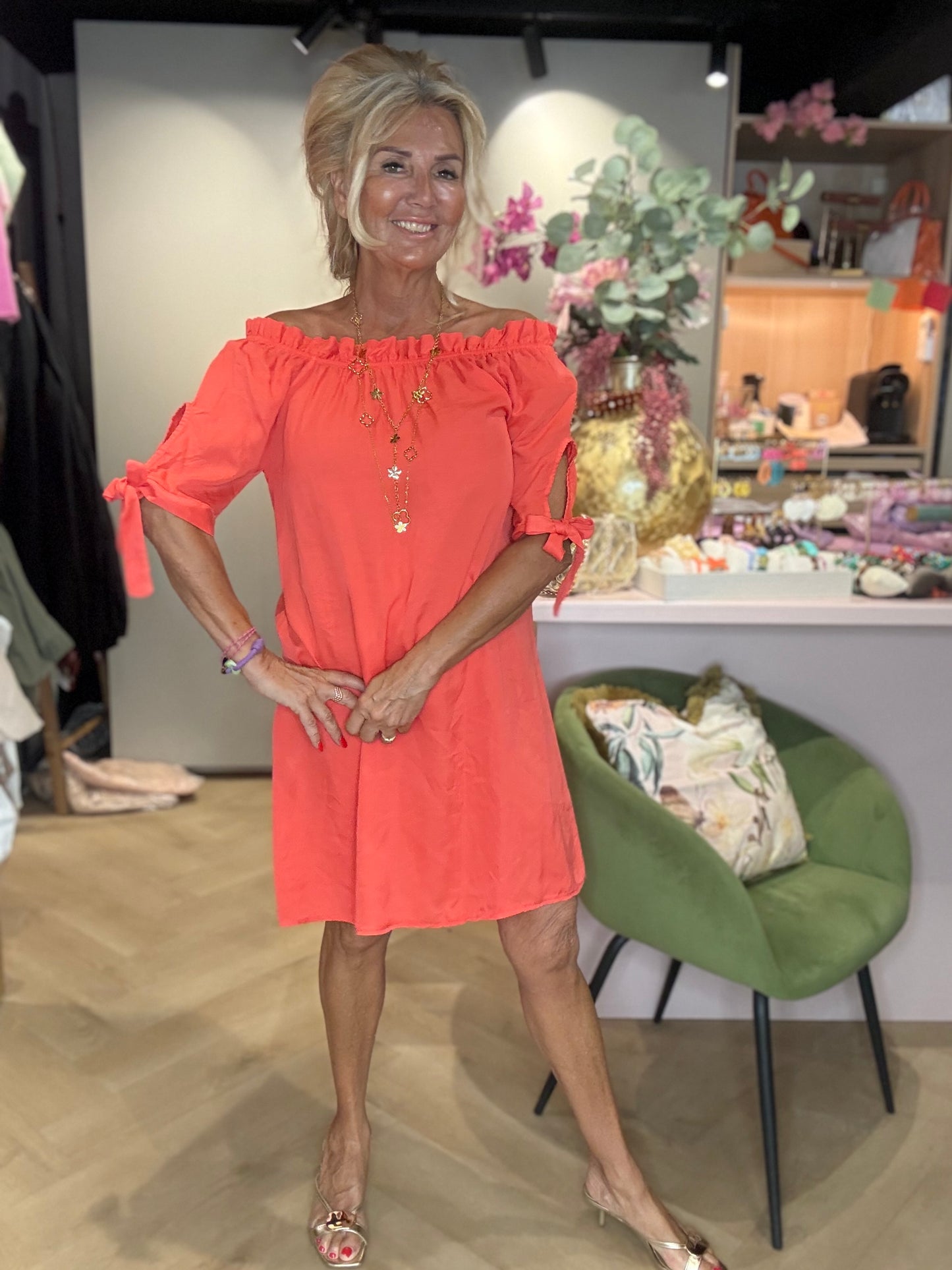Vestido corto con hombros descubiertos rojo coral