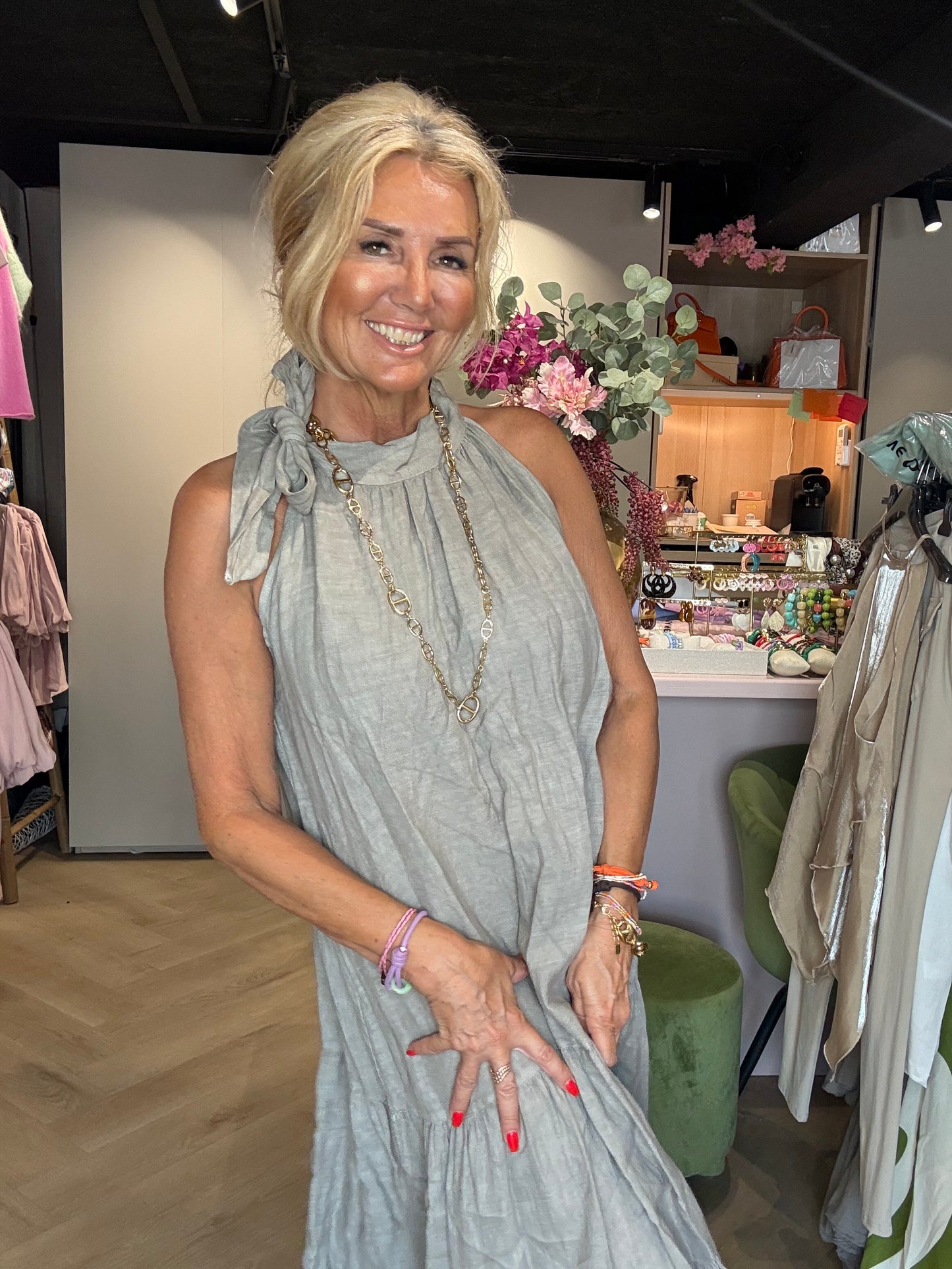Kjole med halterneck i taupe strik