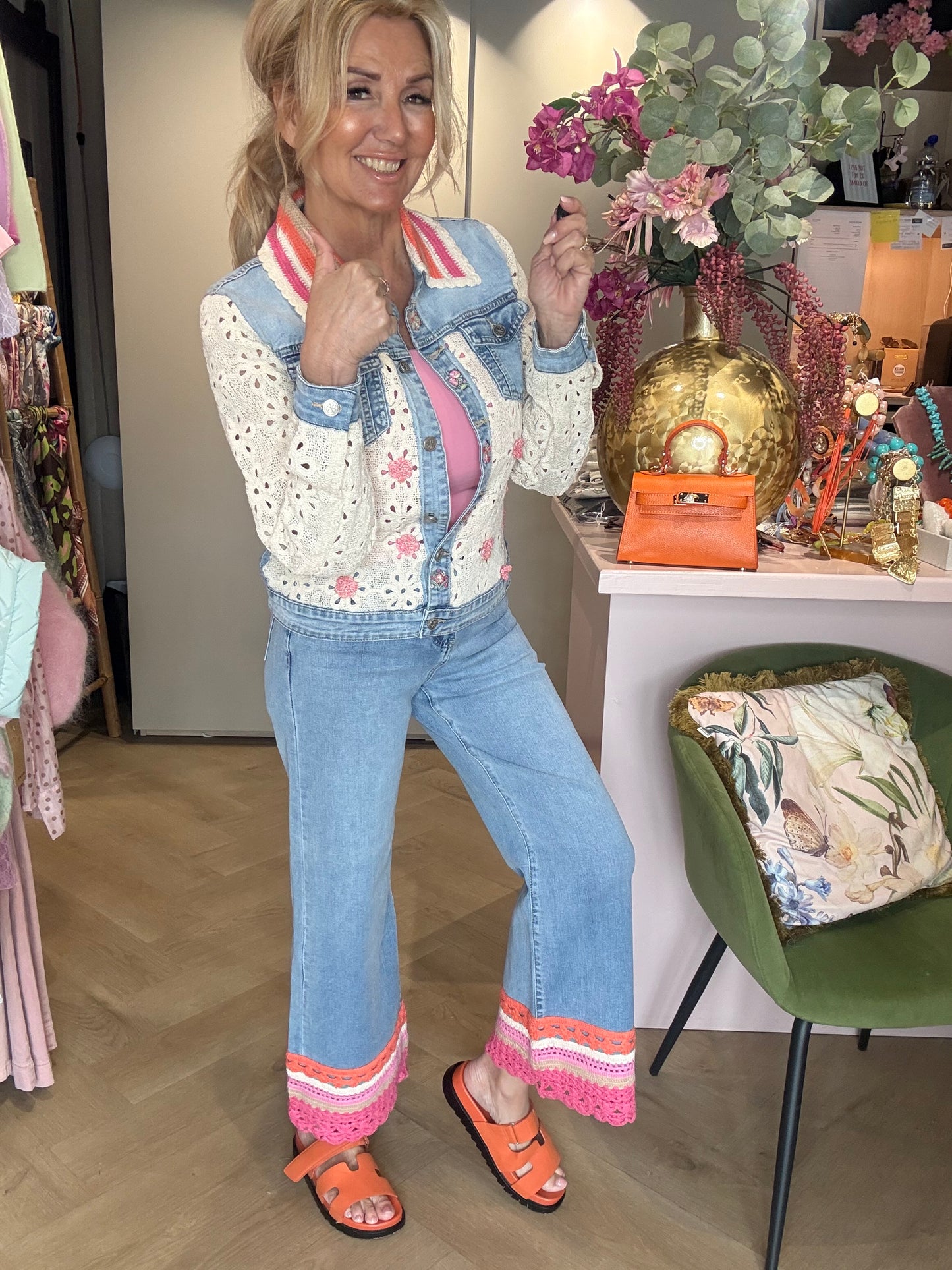 Jeansbukser med hæklet kant i rosa og orange