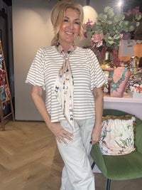 T-shirt med ballonærme og striber i beige