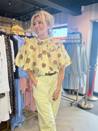 Blouse grote stippen en strik geel