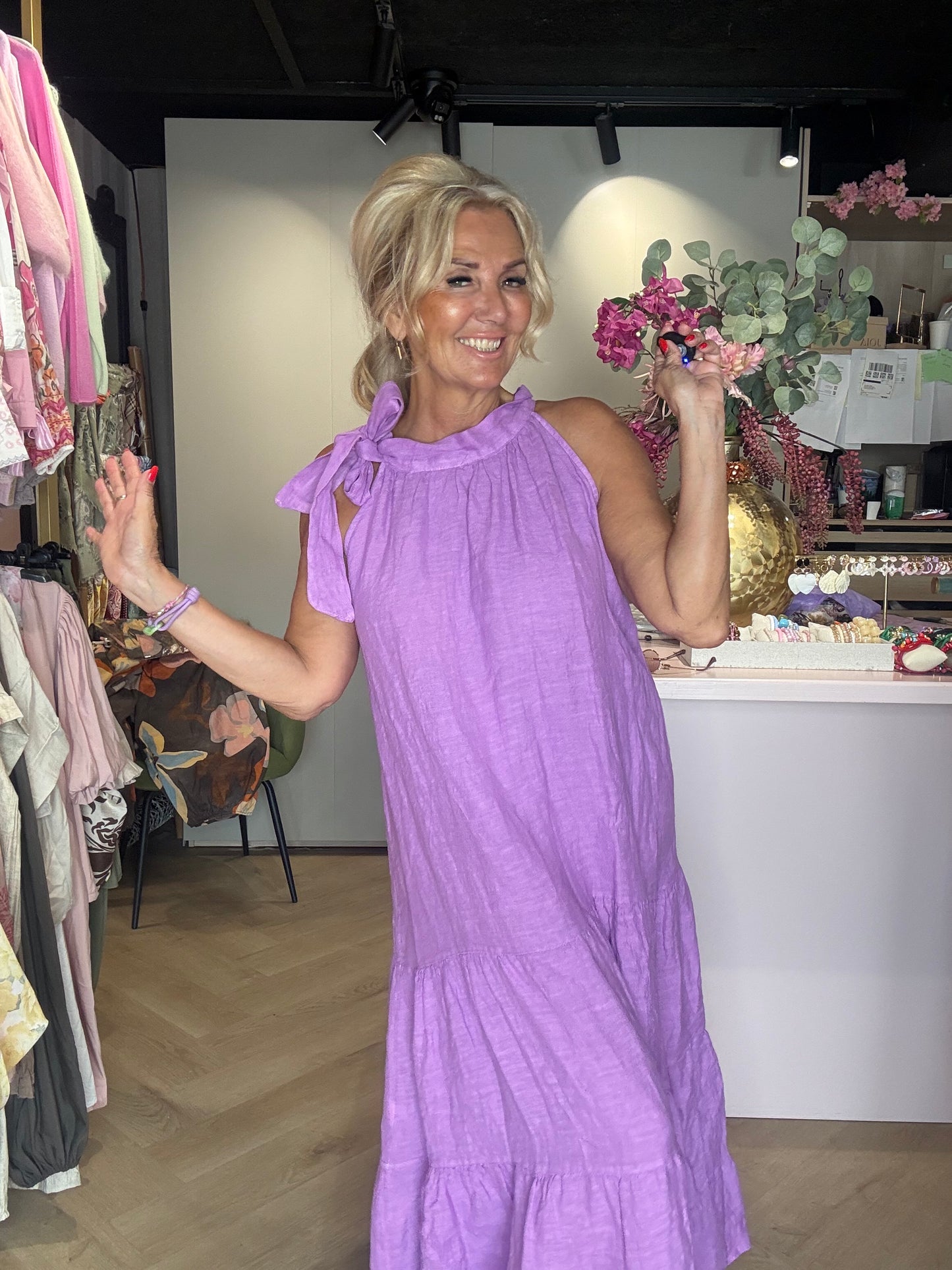 Klänning med halterneck och rosett, lila linne