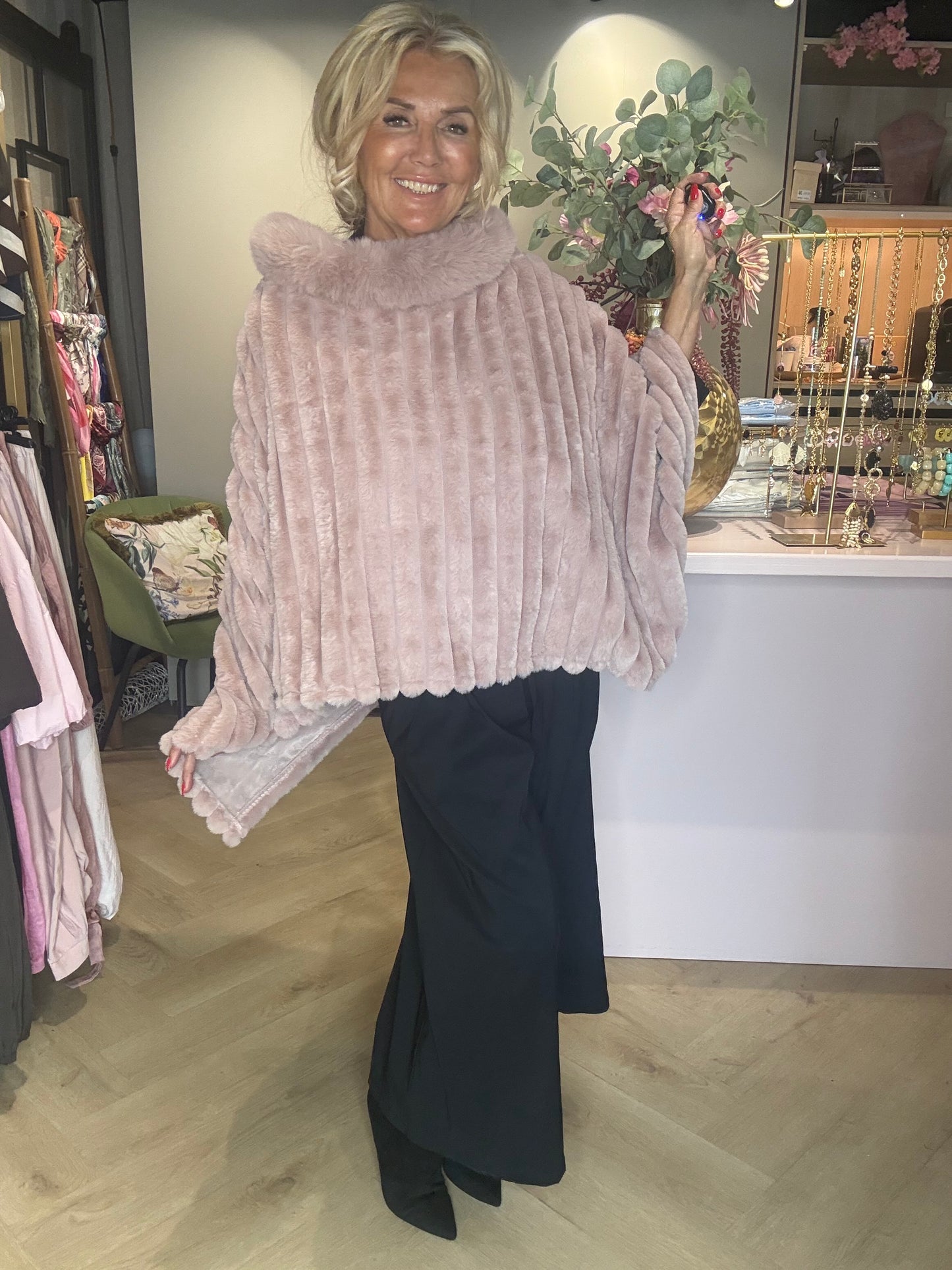 Poncho en fausse fourrure rose poudré