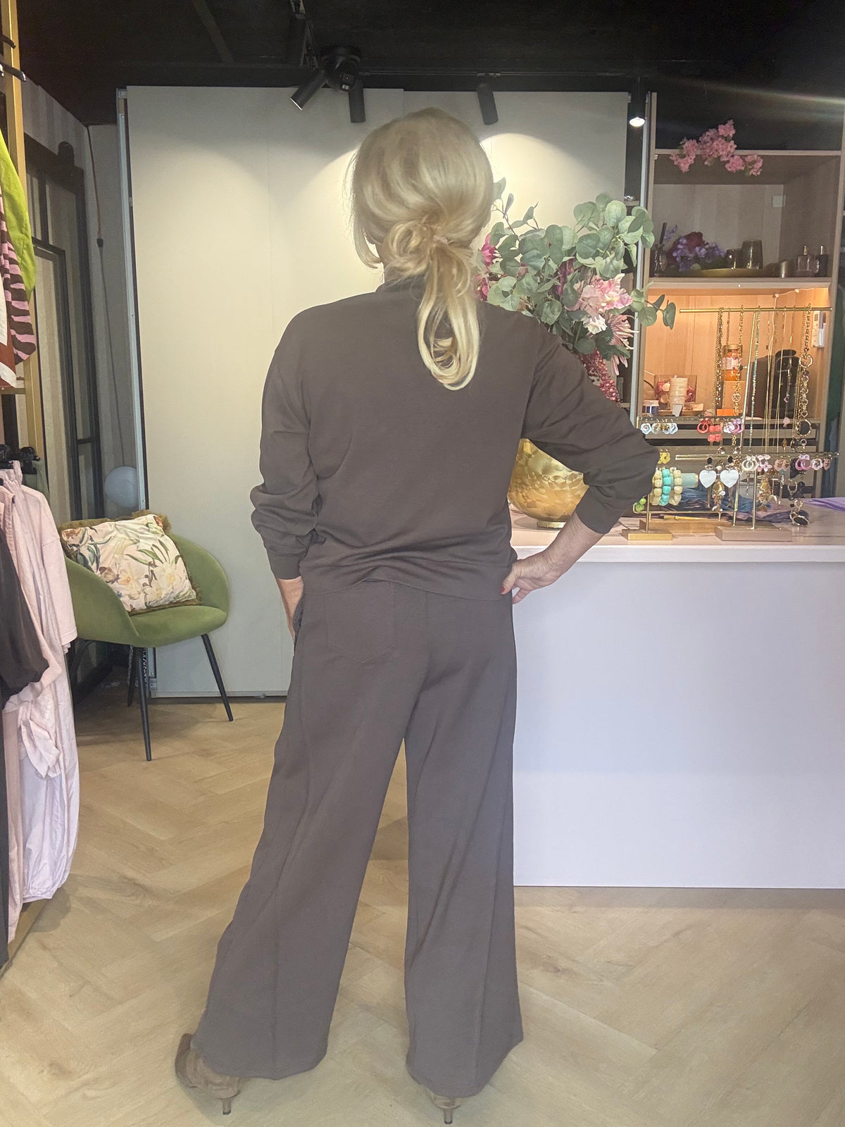 2-piece jogging suit set with dark brown lace