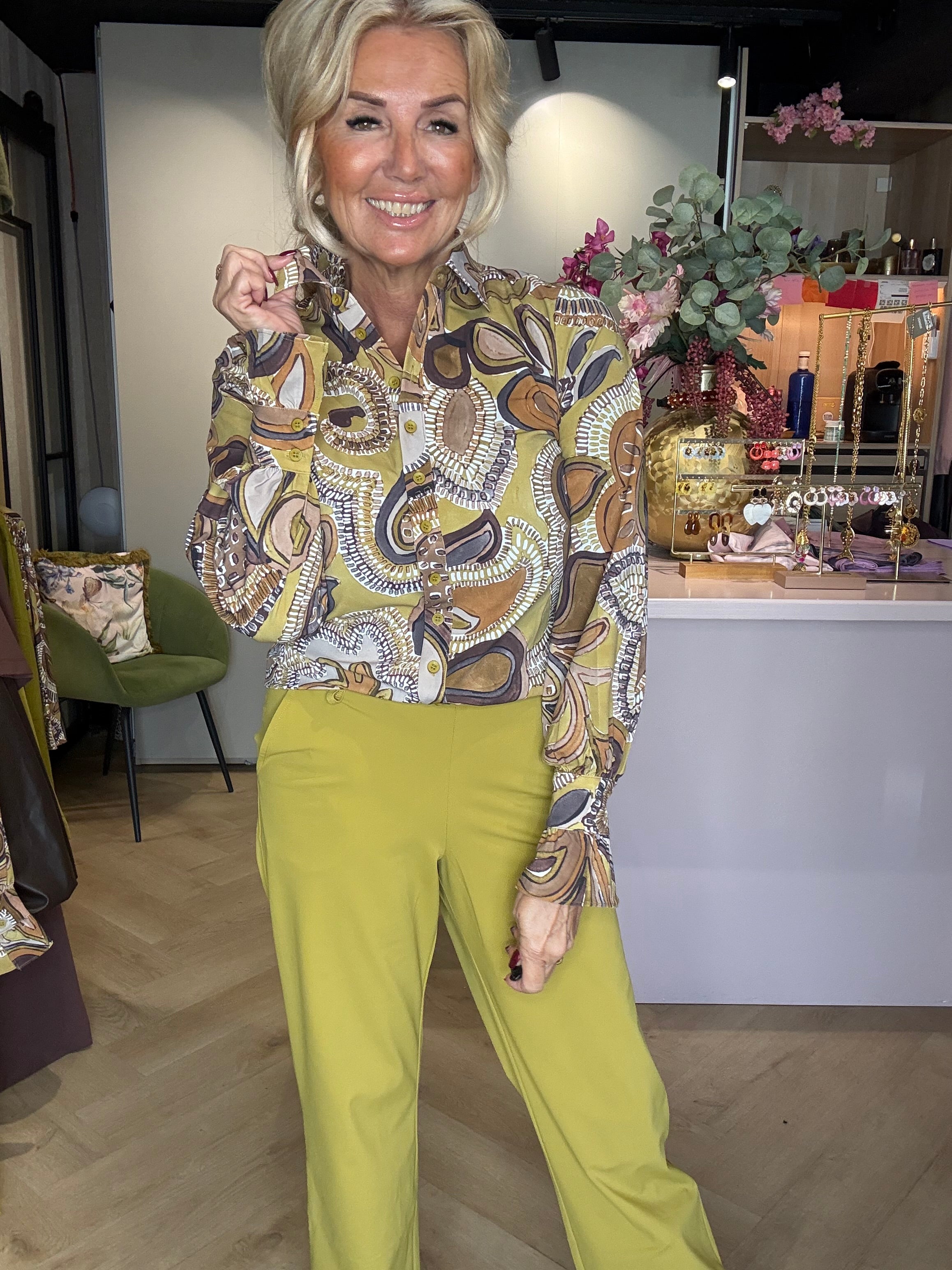 Mi Piace-bluse med stort paisleymønster i Olive Oil | MP202108BPPT