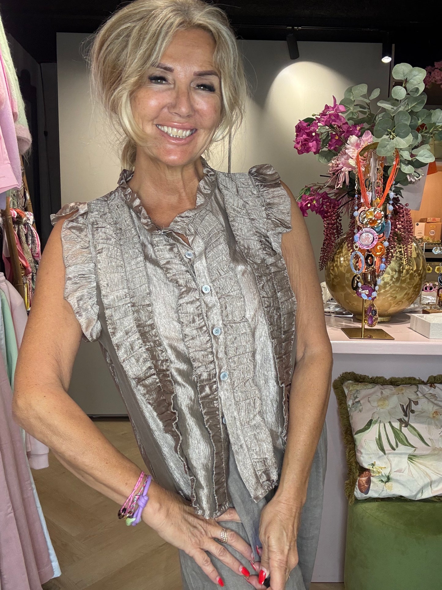 Blusa con volantes y brillo color topo