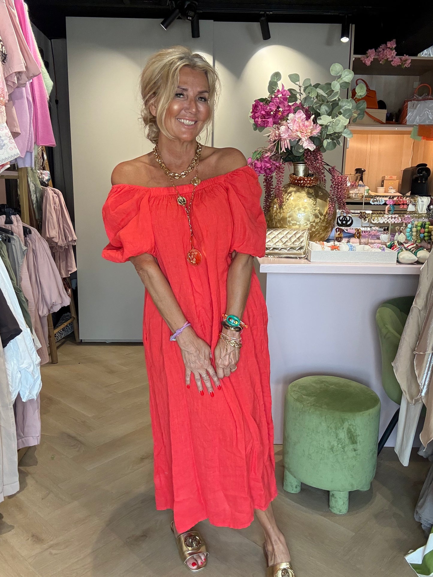Vestido de lino con manga globo en rojo nuevo
