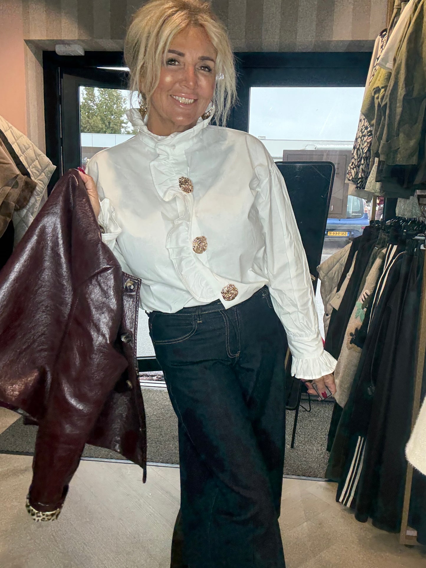 Witte roesel blouse met broch knopen