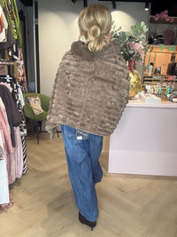 Poncho de piel sintética color camello