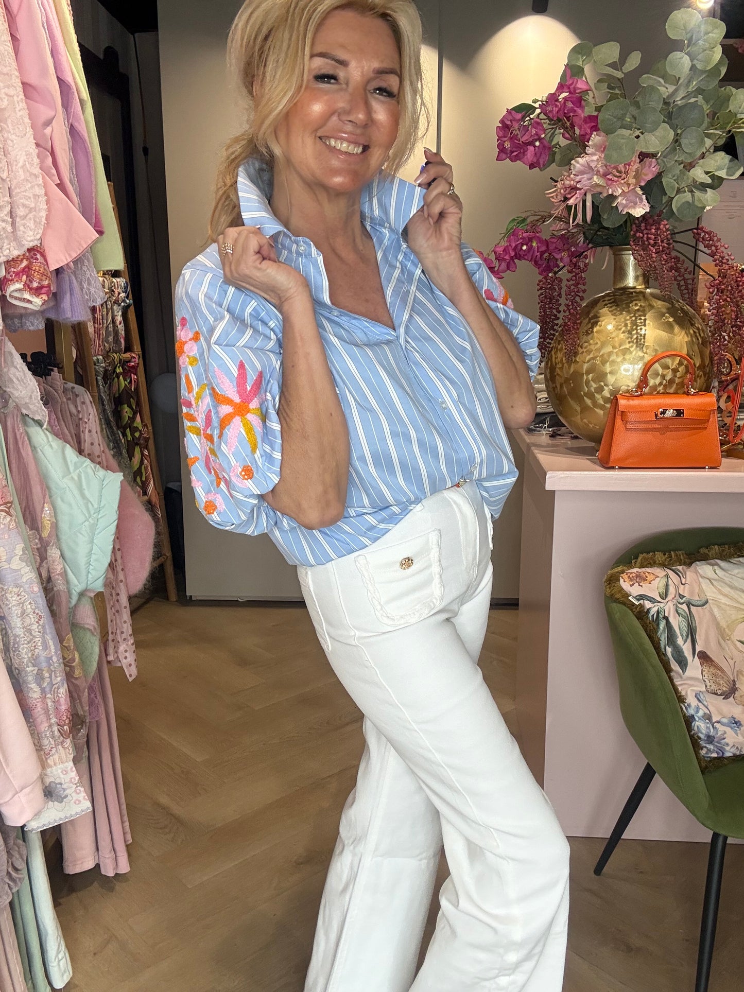 Blusa azul blanca con bordado en la manga