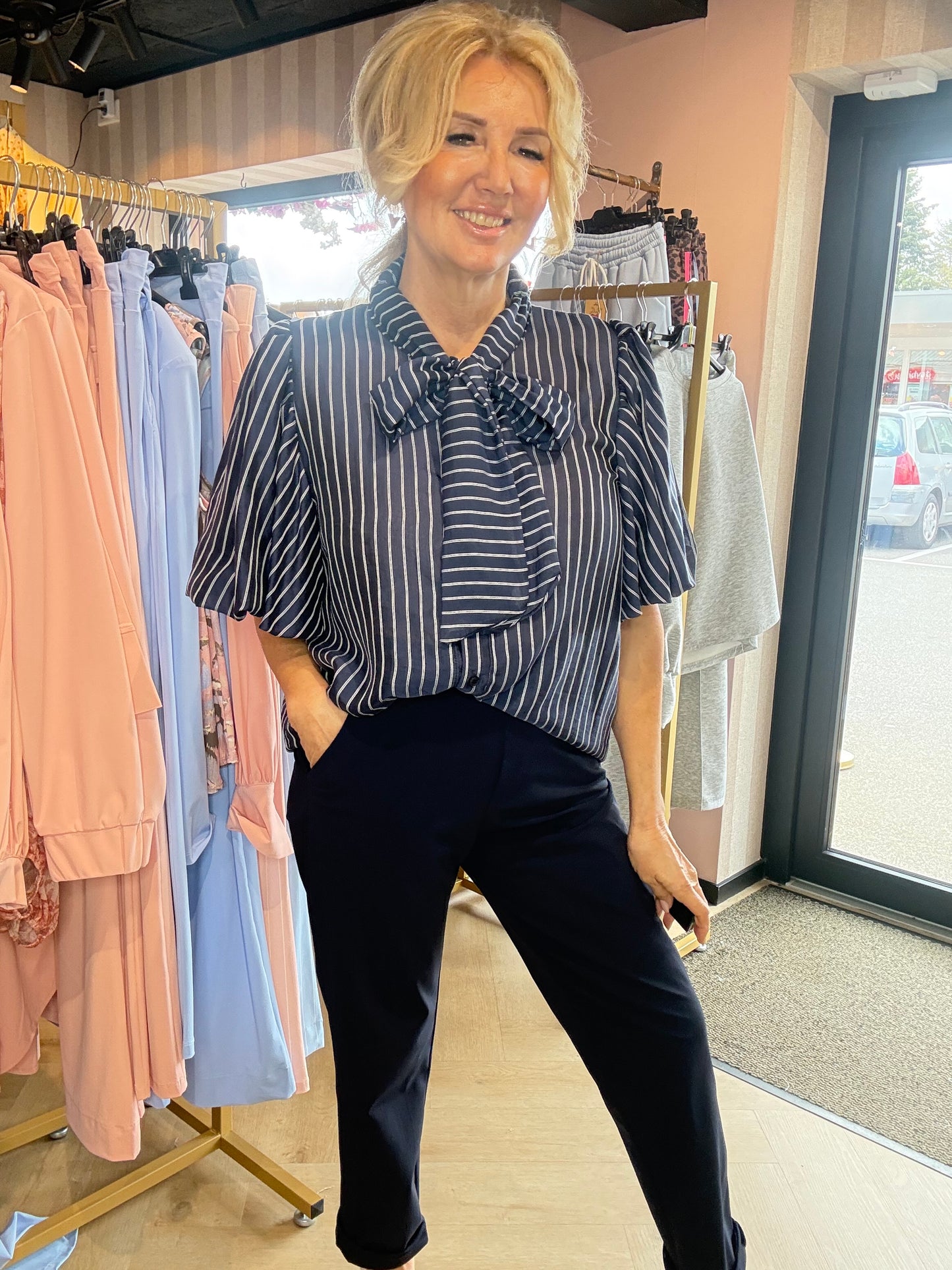 Bluse med mørkeblå striber