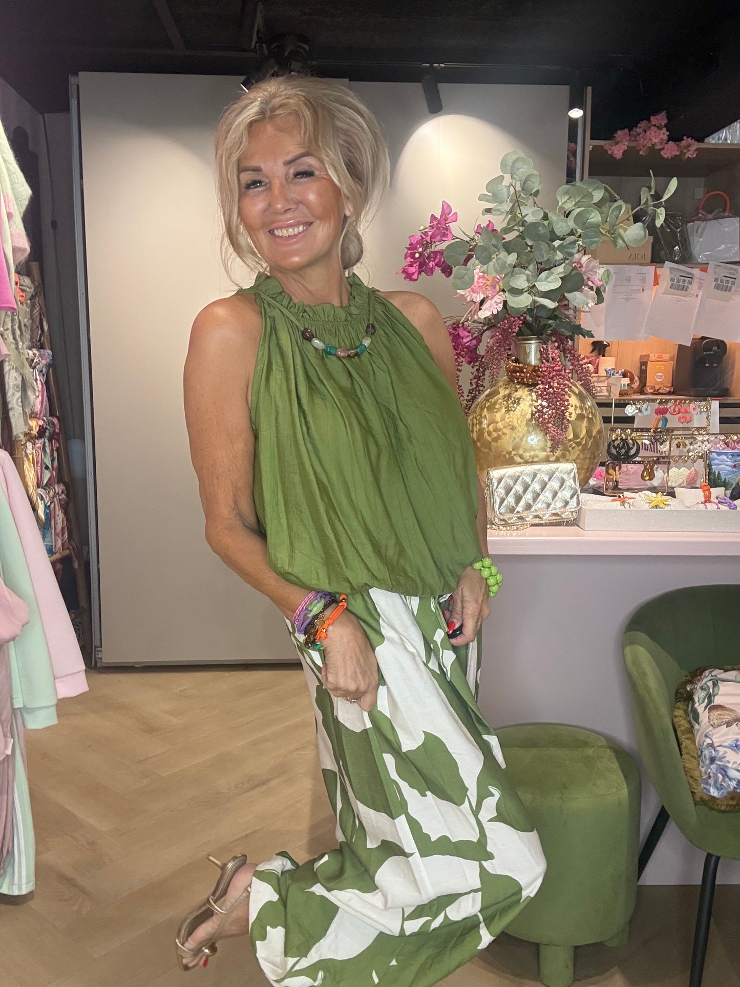Top mit Neckholder und Perlen in Matcha-Grün