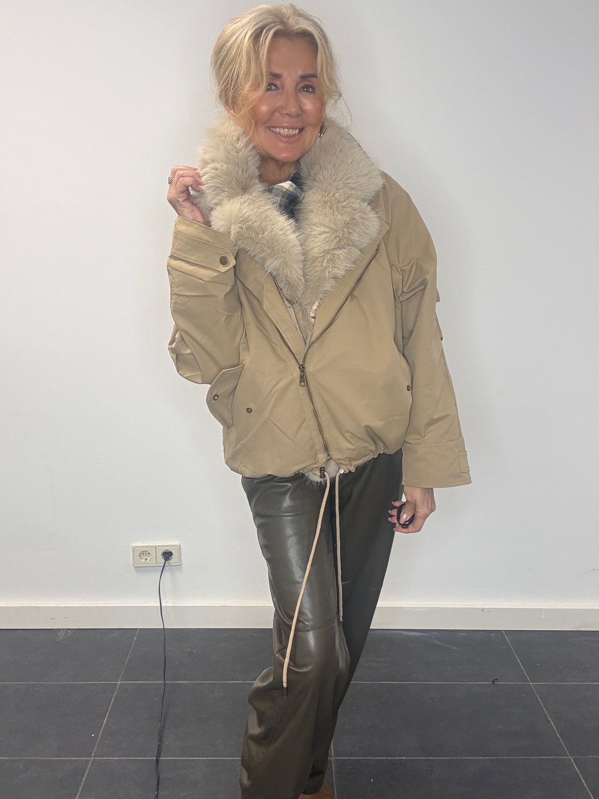 Khaki fluffy bomber❌let op valt klein uit ❌lXL valt als SM ❌