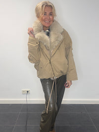 Khaki fluffy bomber❌let op valt klein uit ❌lXL valt als SM ❌