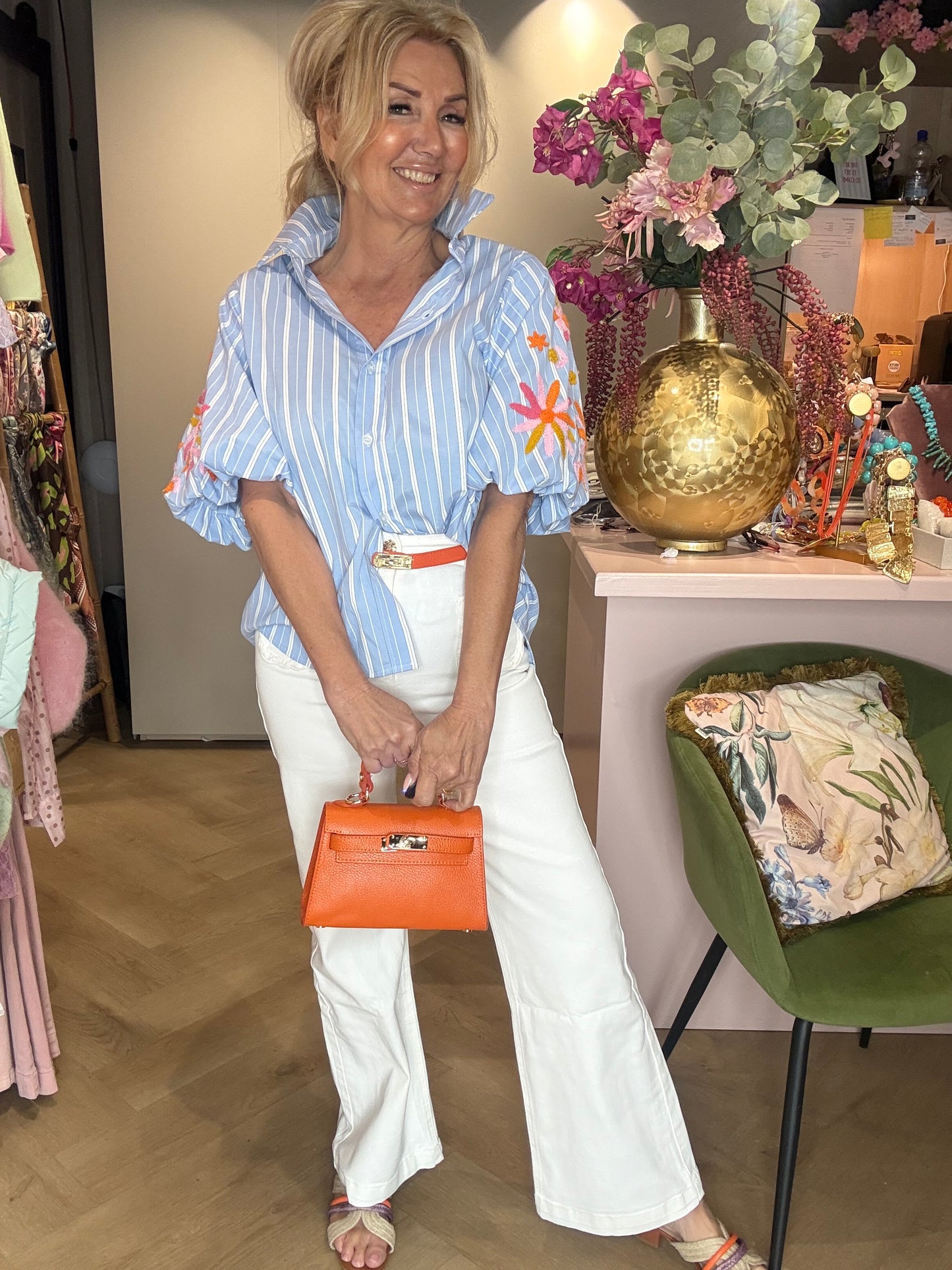 Blusa azul blanca con bordado en la manga