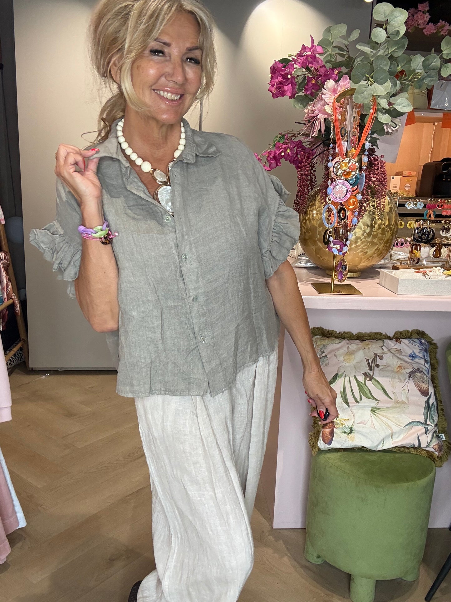 Blouse en lin taupe à manches volantées