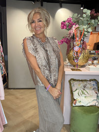 Blusa con volantes y brillo color topo