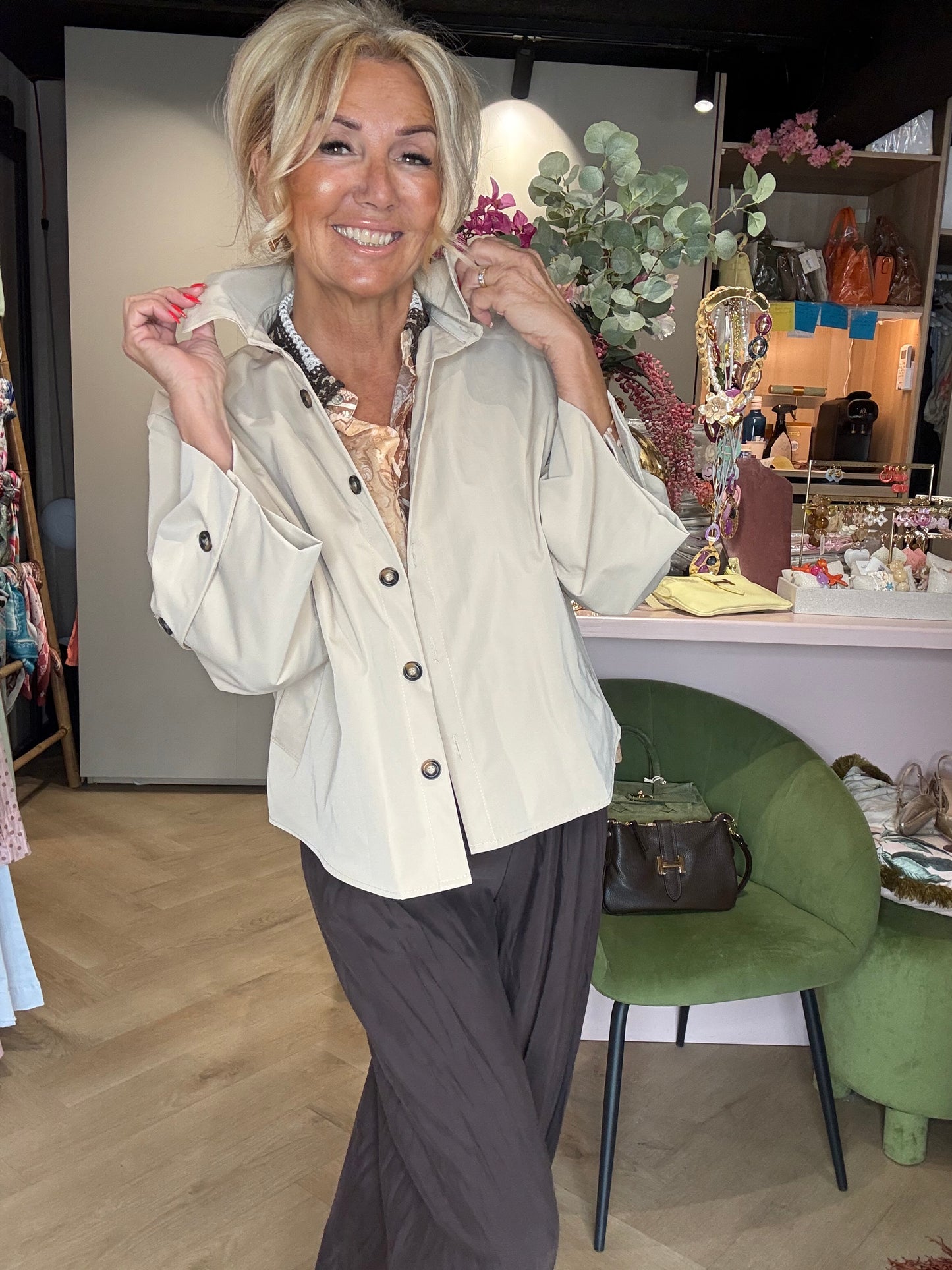 Jasje Beige trenchcoat model