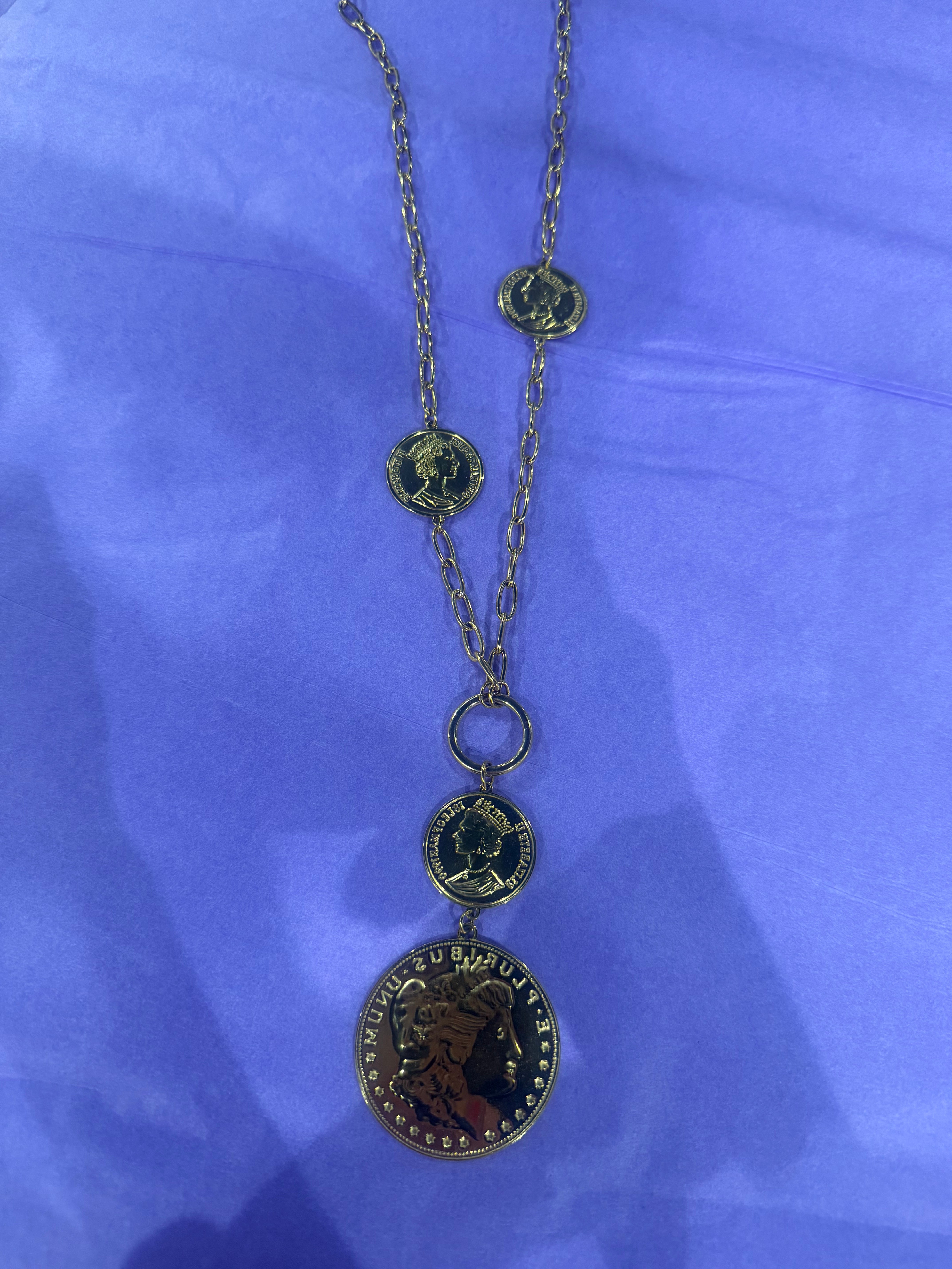 Cadena de oro con moneda