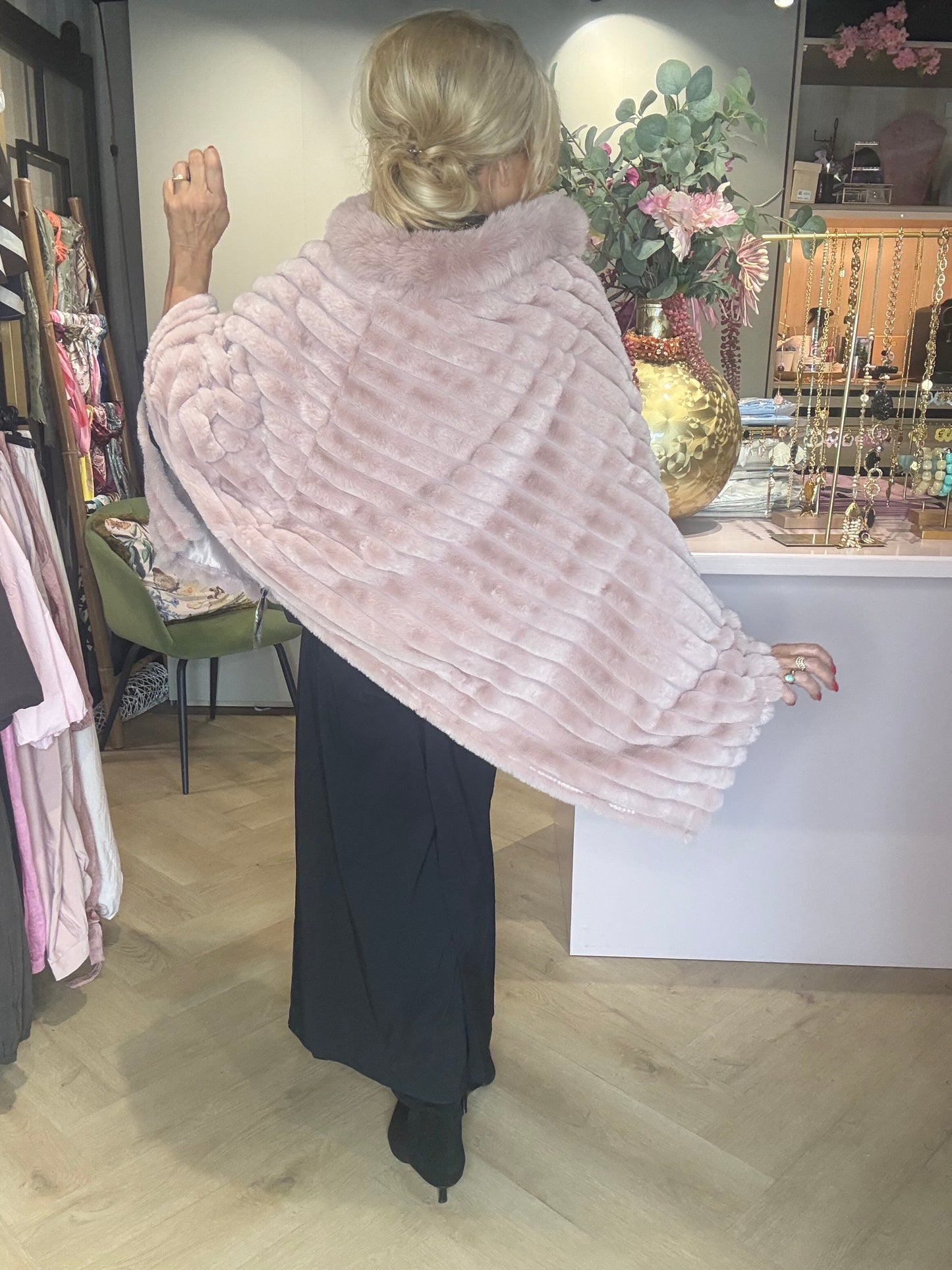 Poncho en fausse fourrure rose poudré
