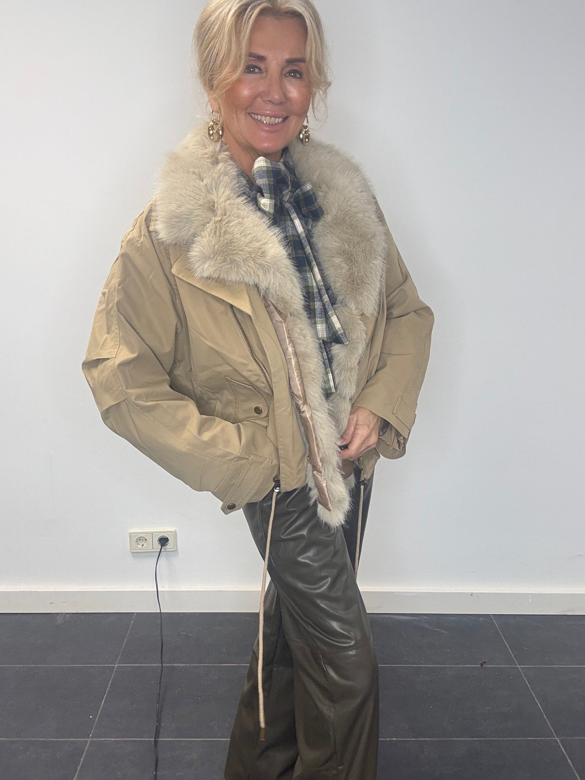 Khaki fluffy bomber❌let op valt klein uit ❌lXL valt als SM ❌