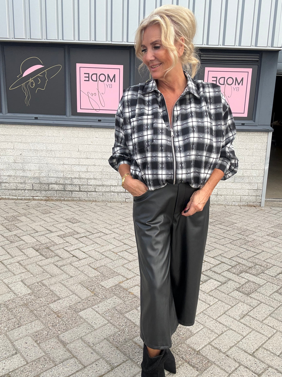 Blusejakke i sort ternet flannel, Lizzy